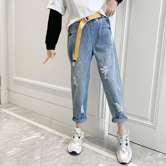 Jeans in denim blu con foro elegante da ragazza 