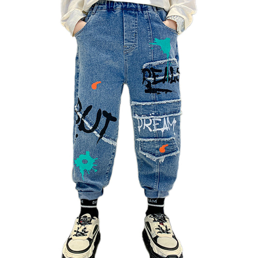 Jeans larghi da ragazzo con graffiti blu 