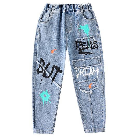 Jeans larghi da ragazzo con graffiti blu 